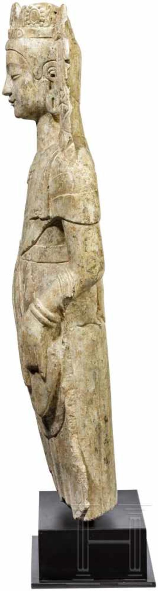 Figur eines stehenden Bodhisattvas, China, Nördliche Qi-Dynastie (550 - 577)Heller Kalkstein. Fein - Bild 4 aus 5