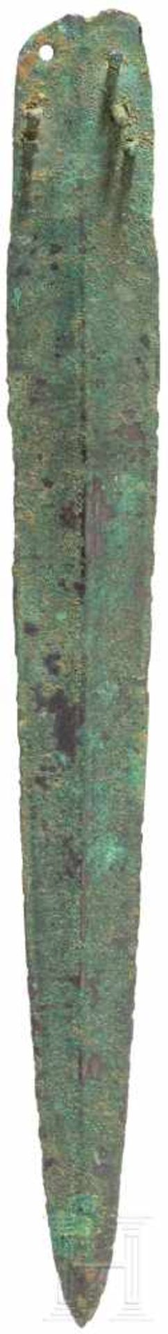 Dolch, Mitteleuropa, Späte Bronzezeit, Stufe D, 13. Jhdt. v. Chr.Griffplattendolch mit Mittelgrat, - Bild 2 aus 2