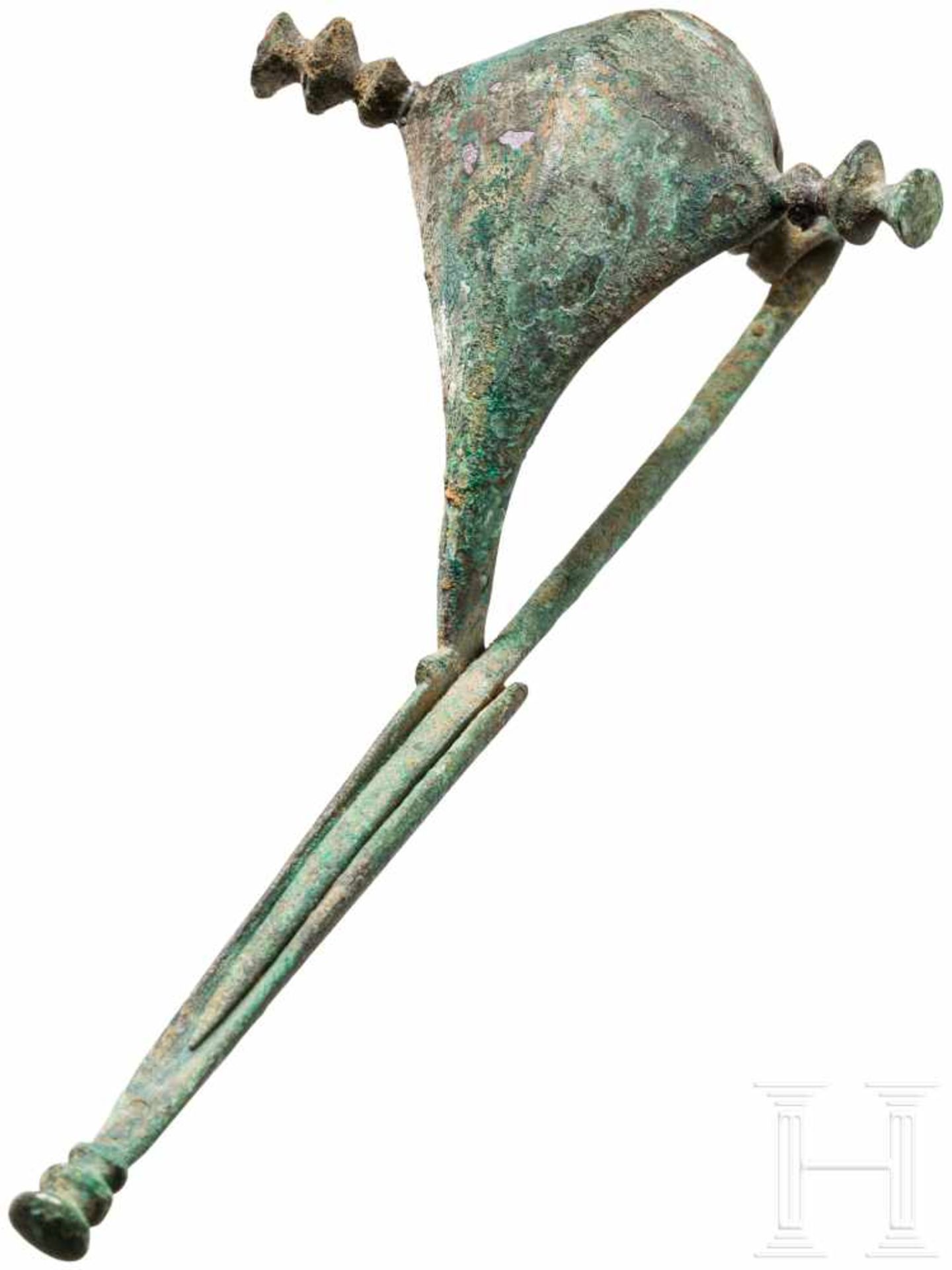 Kahnfibel, etruskisch, 7. Jhdt. v. Chr.Große Bronzefibel mit rautenförmigem, unten hohl gearbeitetem