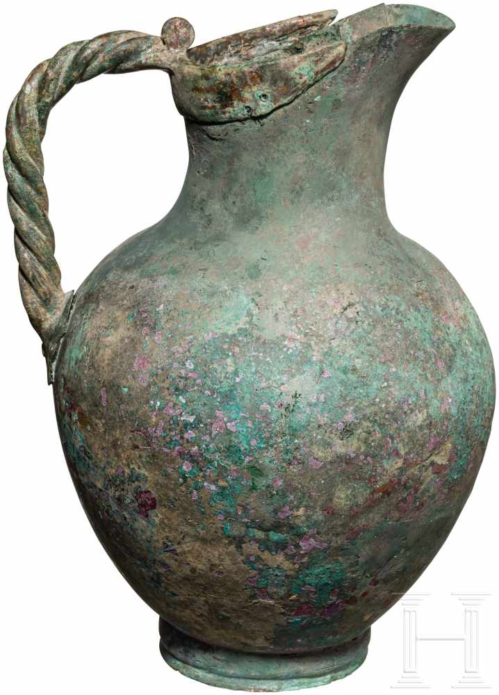 Bronzekanne, Griechenland, 5. Jhdt. v. Chr.Bauchige Bronzekanne mit Standring. Henkel in Form - Image 2 of 4