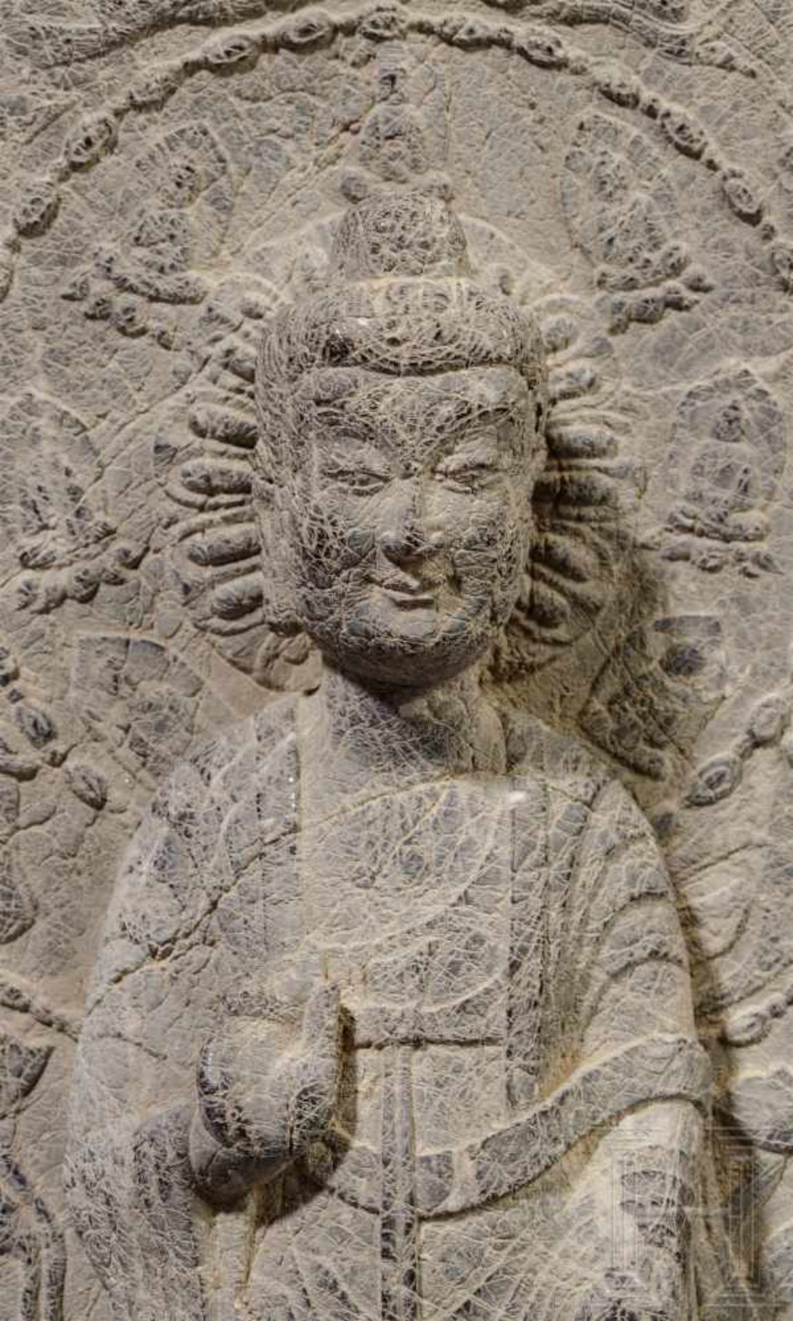 Figur eines stehenden Buddhas, China, nördliche Wei-Dynastie, datiert 526Grauer Kalkstein. In - Bild 3 aus 4