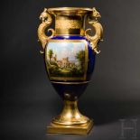 Imposante Prunk-Henkelvase, KPM, Berlin, um 1860Porzellanvase mit Ansichten des neuen