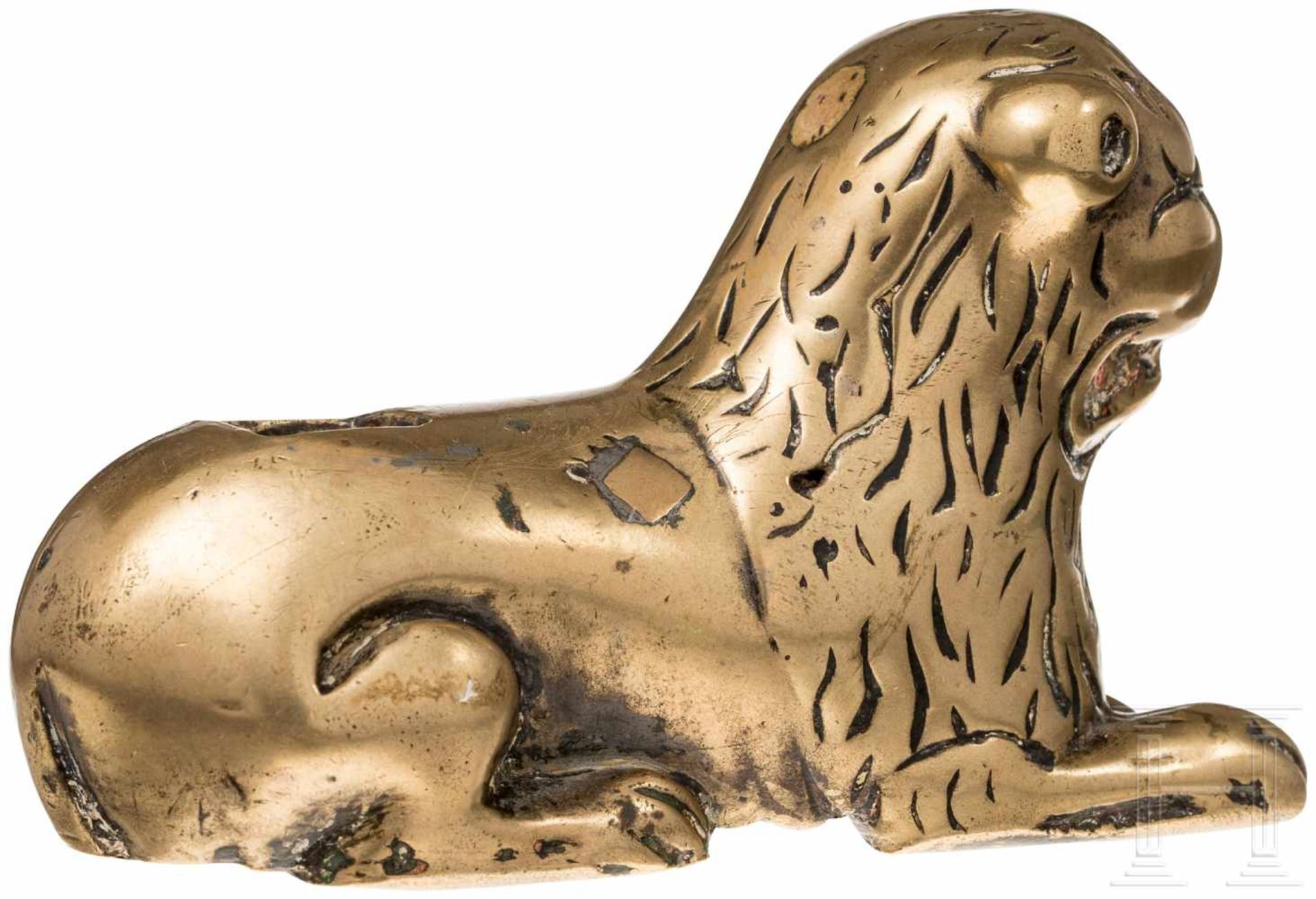 Gotischer Bronze-Löwe, Niederlande, 15. Jhdt.Vollplastisch ausgearbeiteter, liegender Löwe in - Bild 2 aus 3