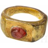 Vergoldeter Ring mit Gemme, römisch, 3. Jhdt.Ring mit sich nach oben verbreiternder, achtkantiger