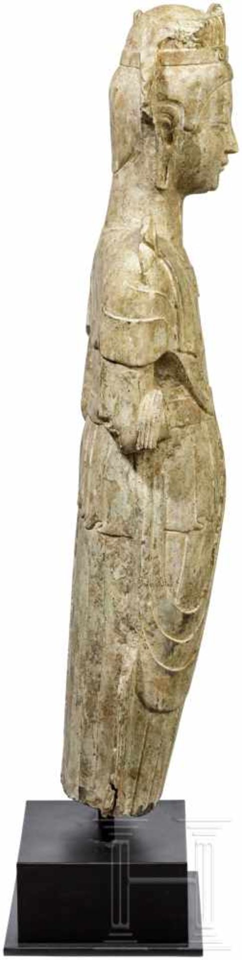 Figur eines stehenden Bodhisattvas, China, Nördliche Qi-Dynastie (550 - 577)Heller Kalkstein. Fein - Bild 3 aus 5