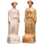 Zwei polychrome Frauenstatuetten, Griechenland, 5. Jhdt. v. Chr.Zwei aus der gleichen Form