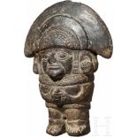 Würdenträger mit hohem Kopfschmuck, Peru, präkolumbianischTonfigur eines Würdenträgers oder