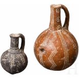 Zwei kugelige Flaschen mit Ritzdekor, Zypern, frühe Bronzezeit, 2200 - 2000 v. Chr.Zwei