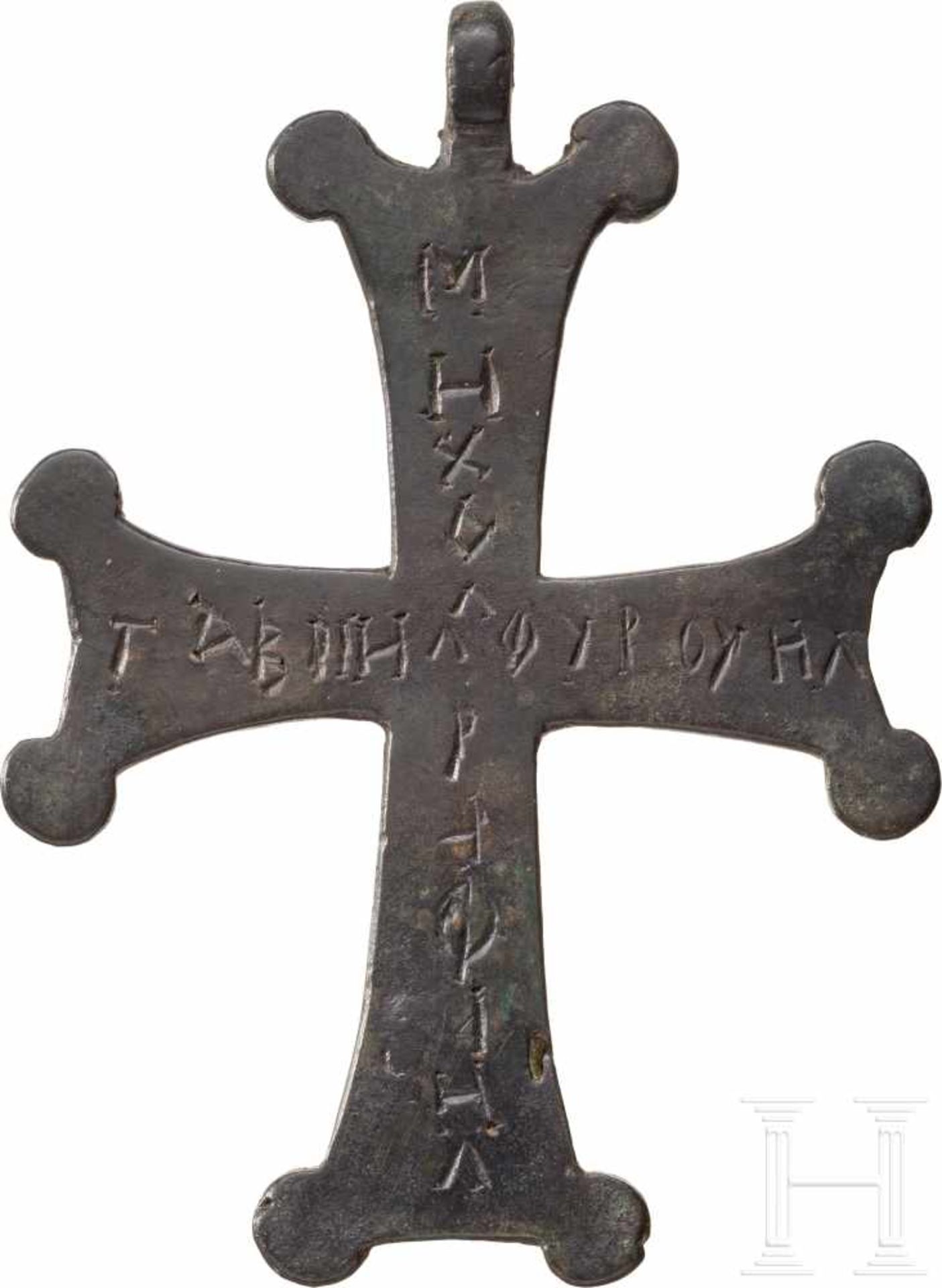 Großer Kreuzanhänger mit Inschrift, mittelbyzantinisch, 9. - 11. Jhdt.Bronzekreuz mit massiver Öse