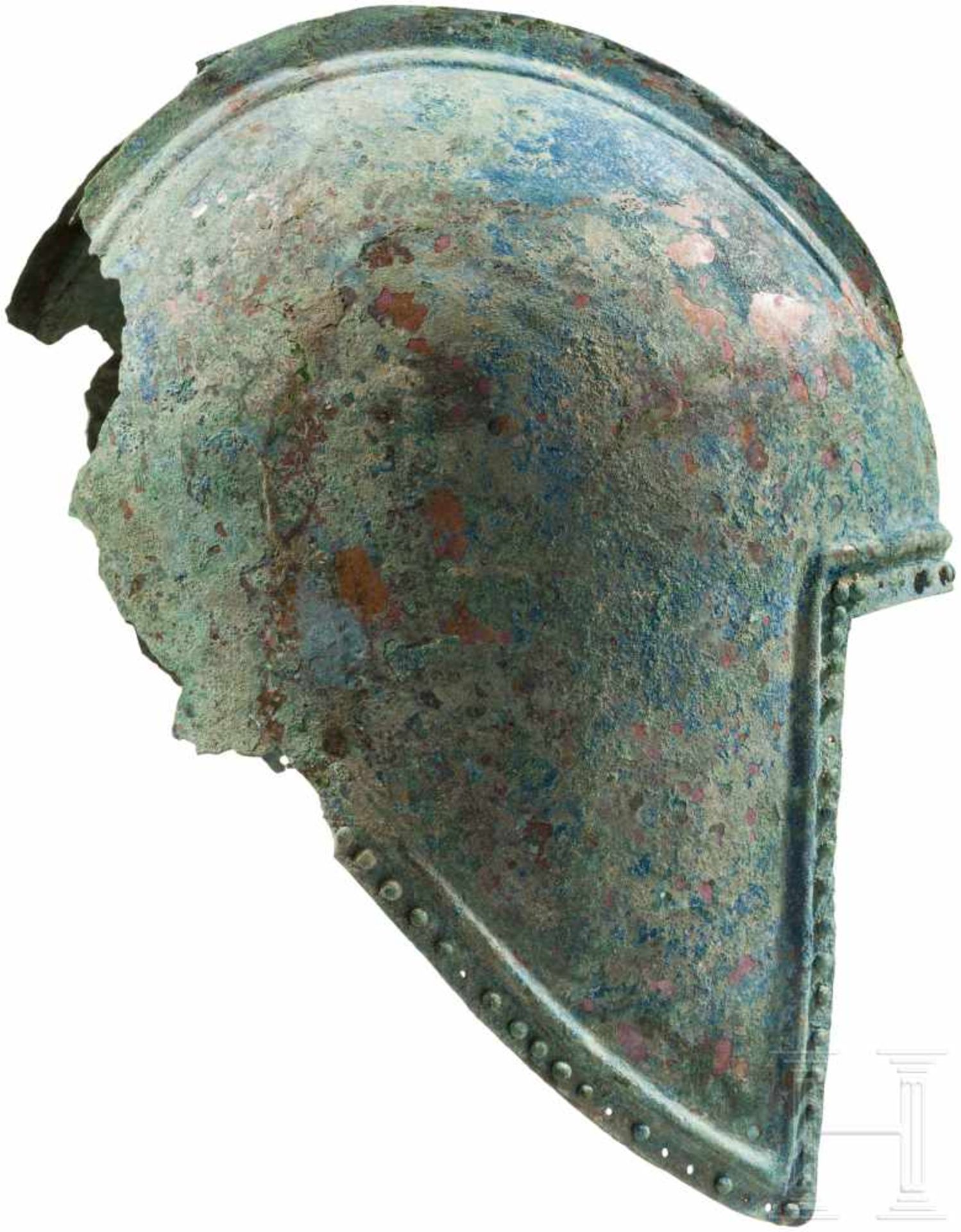 Illyrischer Helm, griechisch, 5. Jhdt. v. Chr.Halbkugelig getriebene Helmglocke mit zwei - Bild 3 aus 5