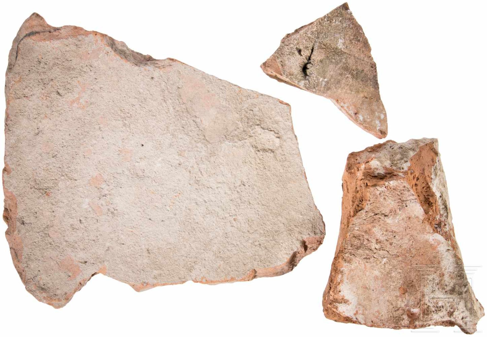 Drei Ziegelfragmente, davon eines mit Stempel der 10. Legion, römisch, 2. - 3. Jhdt.Großes Tegula- - Bild 2 aus 2