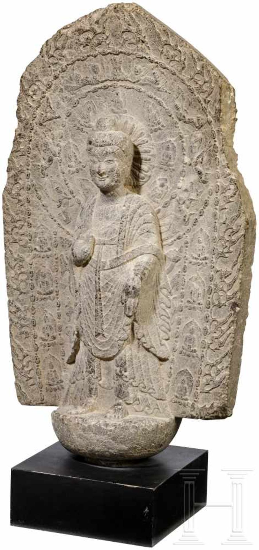 Figur eines stehenden Buddhas, China, nördliche Wei-Dynastie, datiert 526Grauer Kalkstein. In