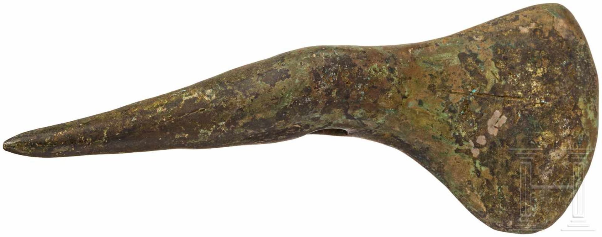 Bronzeaxt, frühe Bronzezeit, 1. Hälfte 2. Jtsd. v. Chr.Massive Bronzeaxt, Axt und dornförmige Spitze - Bild 2 aus 2