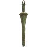 Bronzenes Kurzschwert, Luristan, Ende 2. Jtsd. v. Chr.Klinge mit flachem, breitem Mittelgrat. In den