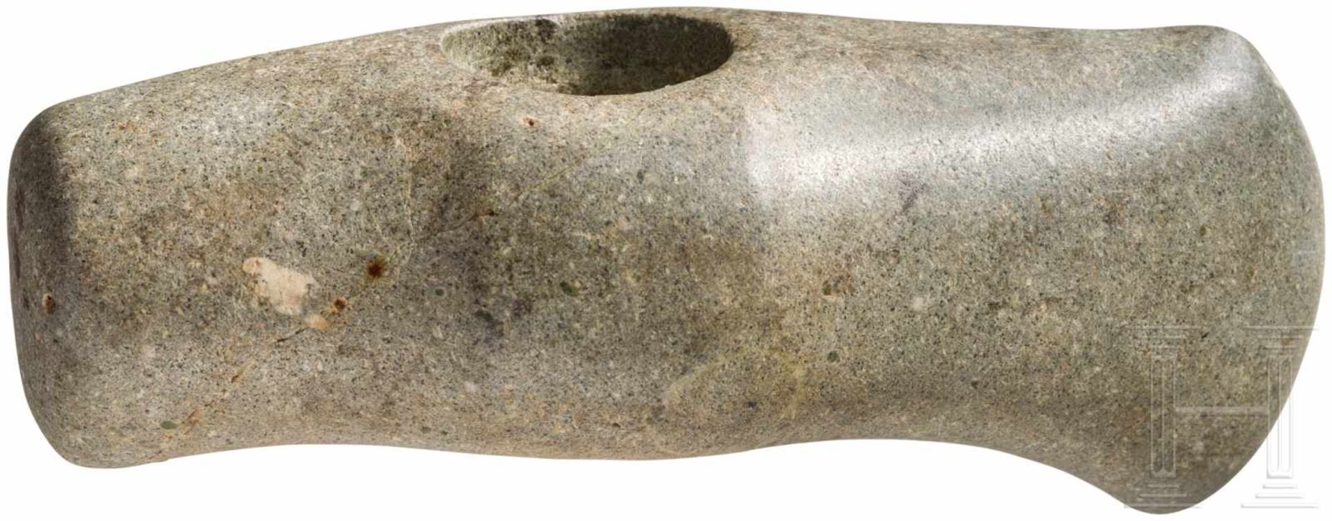 Hammeraxt, Endneolithikum, 2800 - 2500 v. Chr.Kurze Axt aus hellgrauem Felsgestein. Runder Nacken.