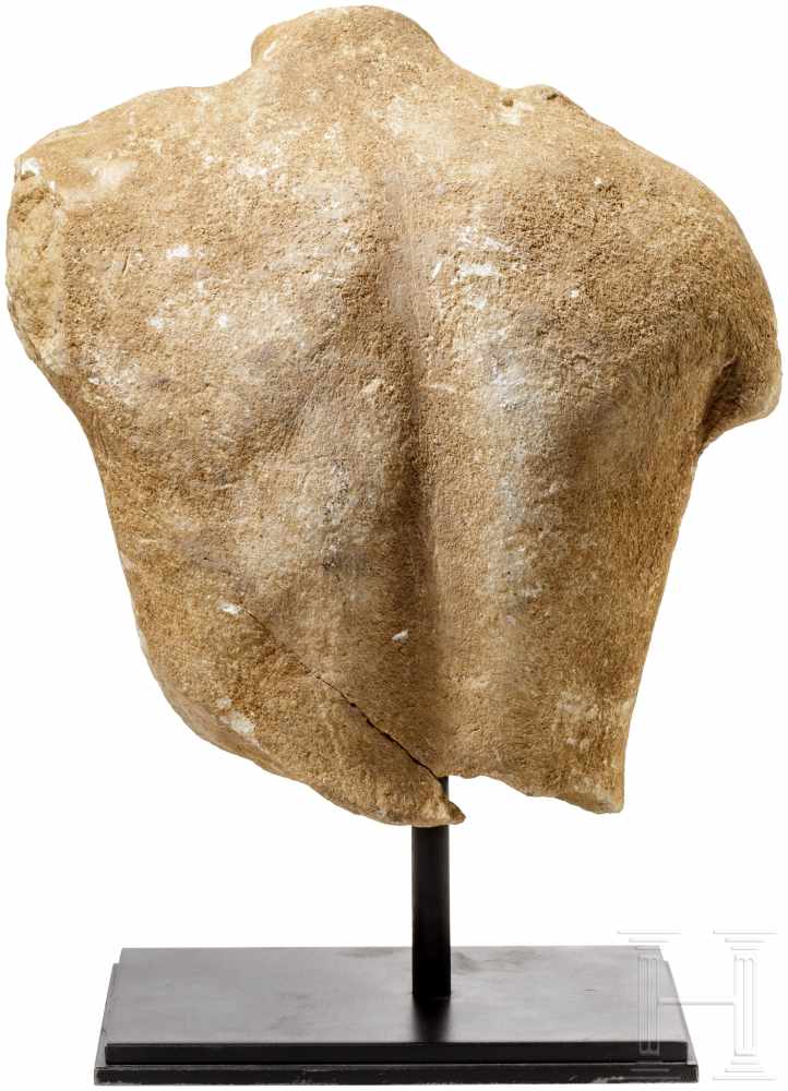 Marmortorso des Dionysos, Griechenland, frühes 5. Jhdt. v. Chr.Oberkörper einer frühklassischen - Image 3 of 4