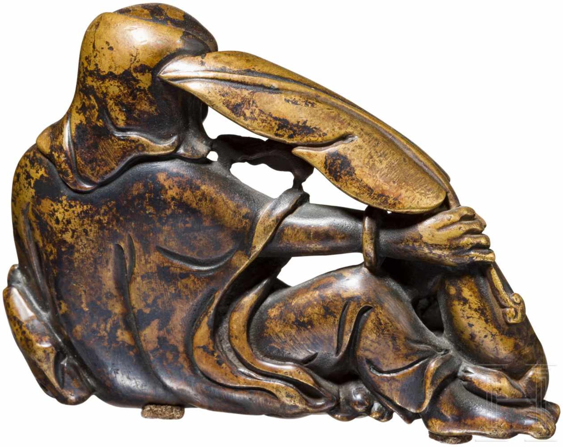 Kleinbronze "Sitzender Weiser", China, 18./19. Jhdt.Bronze mit bräunlicher Alterspatina. Darstellung - Bild 2 aus 3