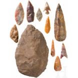 Gruppe steinzeitlicher Werkzeuge, westliche SaharaEin retuschierter Faustkeil aus dunkelbraunem