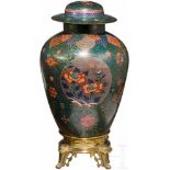 Cloisonné-Vase, Japan, Meiji-PeriodeBauchige Vase mit kurzem Hals und gewölbtem Stülpdeckel.