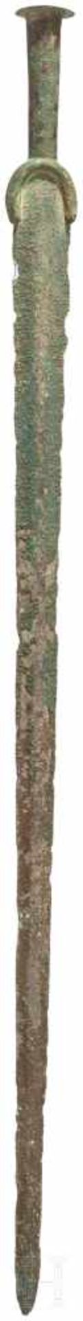 Außergewöhnlich langes Vollgriffschwert, Luristan, 11. Jhdt. v. Chr.Bronzeschwert mit sehr langer, - Bild 2 aus 2