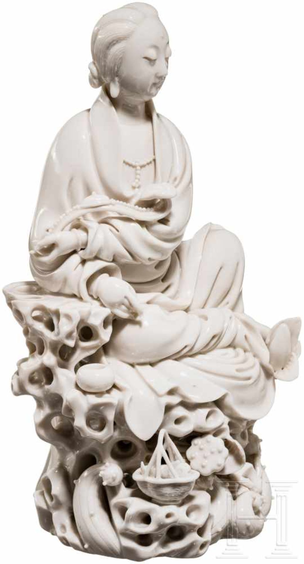 Blanc de Chine Guanyin, Ho chao-chun in Te-hua, um 1700Weißes, glasiertes Porzellan. Darstellung der - Bild 2 aus 7