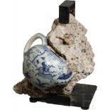 Teekanne in einem Korallenstock, Dschunkenporzellan, China, um 1800Große Teekanne aus blauweiß