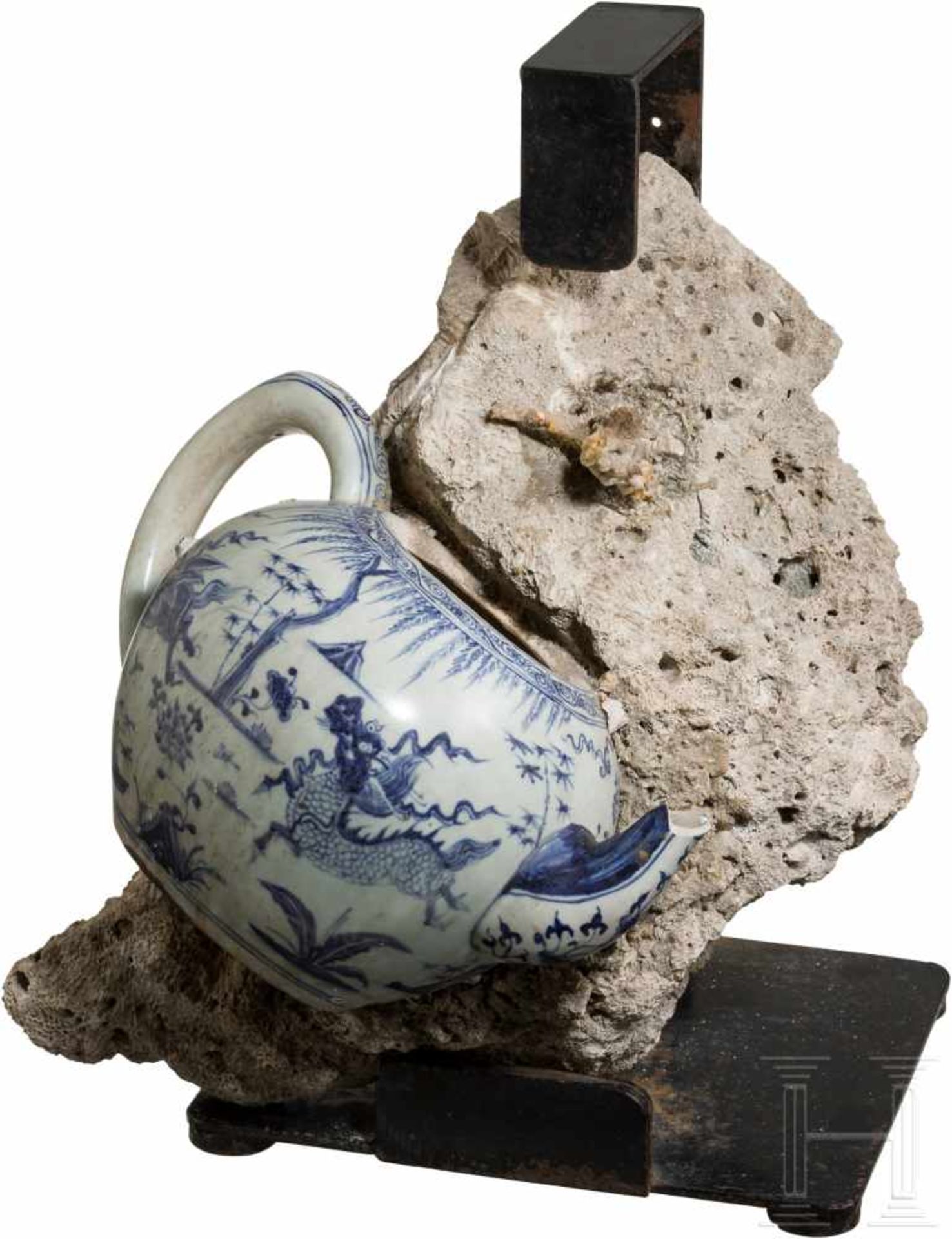 Teekanne in einem Korallenstock, Dschunkenporzellan, China, um 1800Große Teekanne aus blauweiß