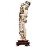 Elfenbeinfigur der Guanyin, China, um 1900Vollplastisch aus Elfenbein geschnitzte Figur der