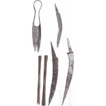 Sechs Eisenwerkzeuge, eisenzeitlich-römischEine schmiedeeiserne Bügelschere in konserviertem