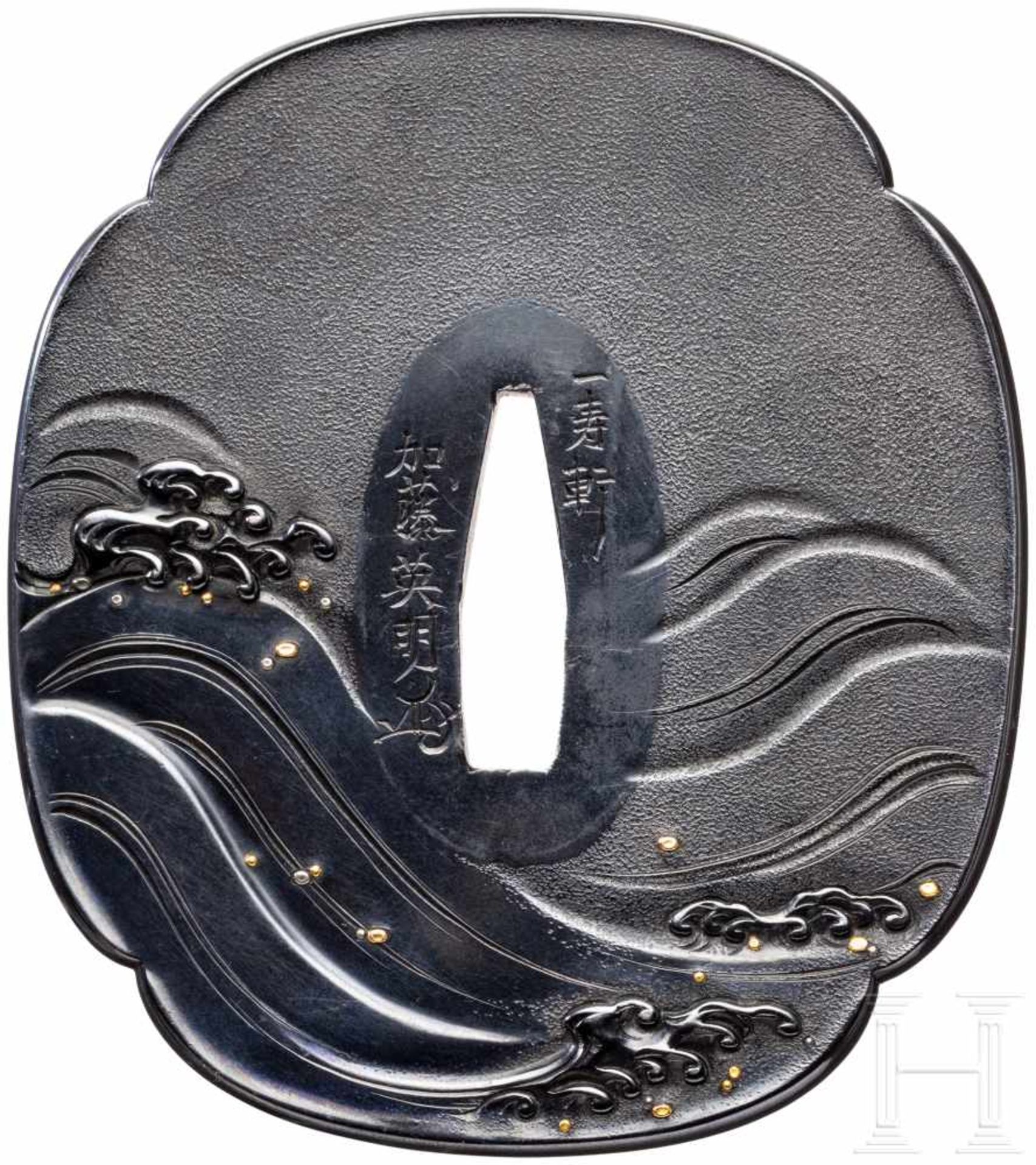 Mokkogata Tsuba, Japan, datiert 1856Shakudo Tsuba, plastischer Wellendekor auf feinem Tushime- - Bild 2 aus 2
