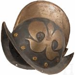 Schwarz-weißer Morion, deutsch, um 1600Zweiteilig geschlagene Glocke mit hohem, gebördeltem Kamm,