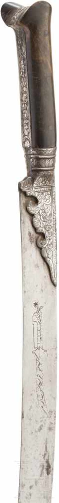 Silbermontierter Yatagan, osmanisch, Ende 18. Jhdt.Typische, leicht gekrümmte Rückenklinge mit - Bild 4 aus 4