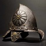 Sturmhaube, Frankreich/Italien, um 1600Zweiteilig geschlagene, gegratete und aufwändig getriebene