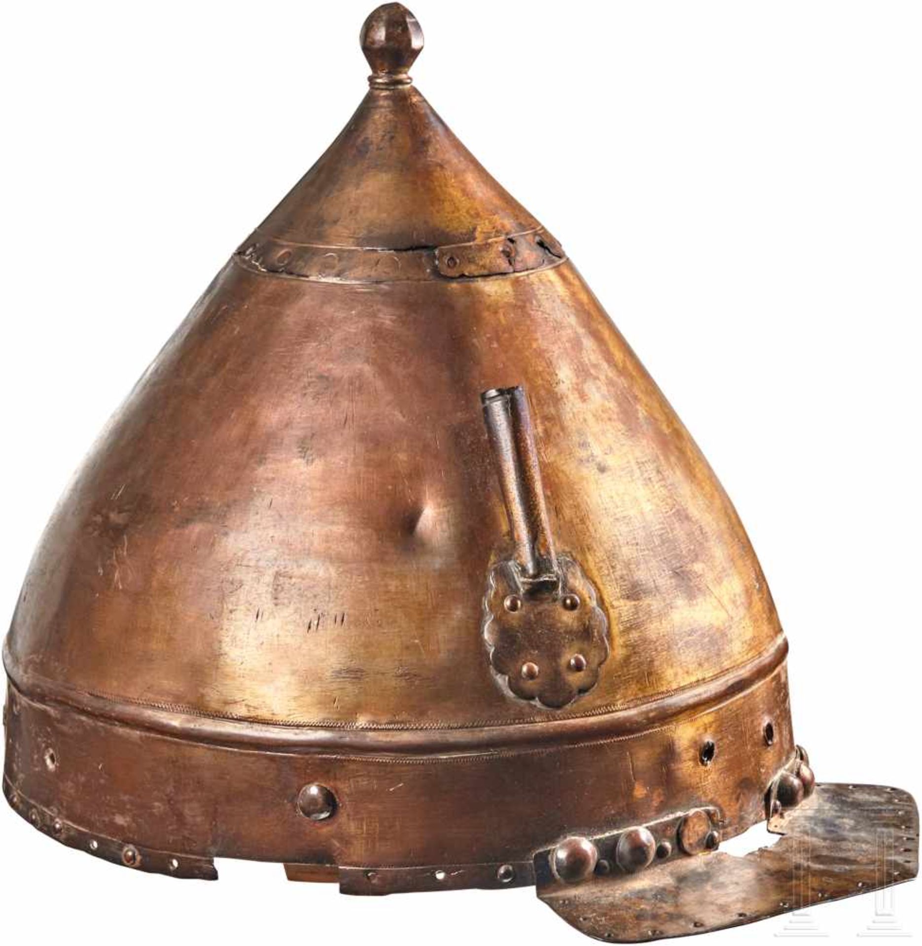 Tombak-Helm, osmanisch, 16. Jhdt.Einteilig geschlagene Glocke aus Kupfer mit Resten von - Bild 4 aus 6