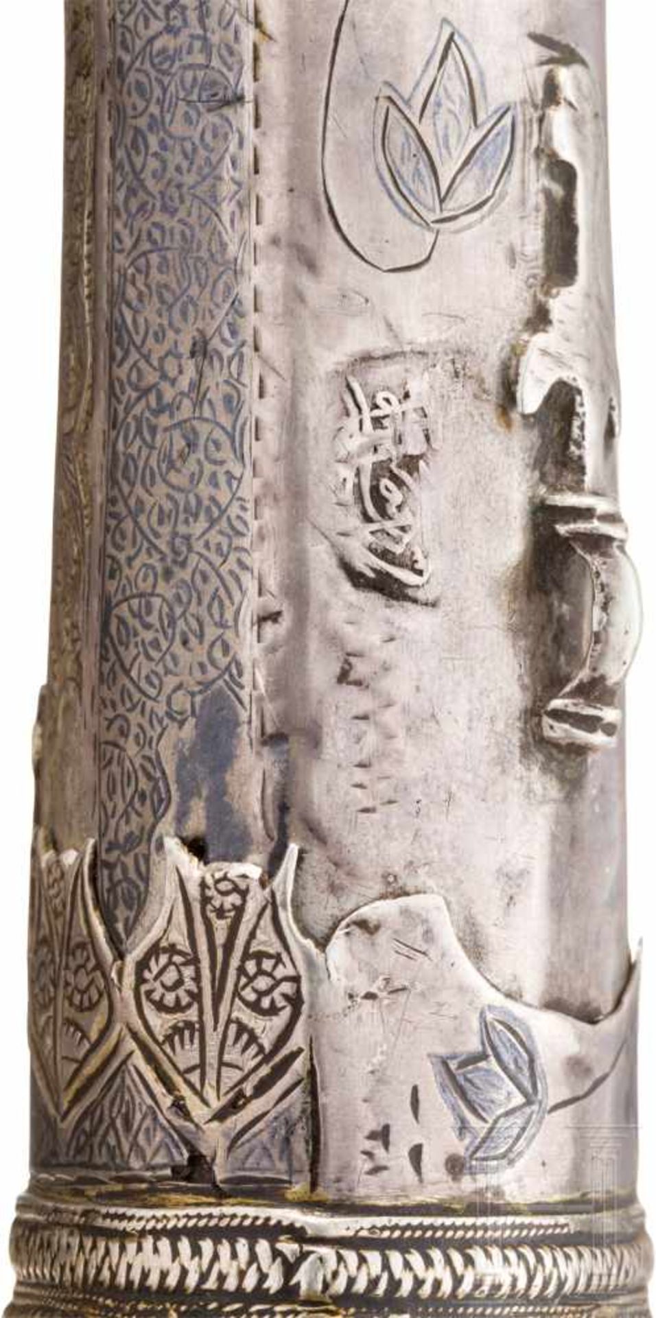 Silbermontierter Kandschar, osmanisch, 2. Hälfte 17. Jhdt.Zweischneidige, leicht gekrümmte Klinge - Bild 5 aus 5