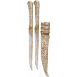 Goldtauschiertes Messerset, osmanisch, 19. Jhdt.Jeweils schmale Rückenklinge mit beidseitig floral
