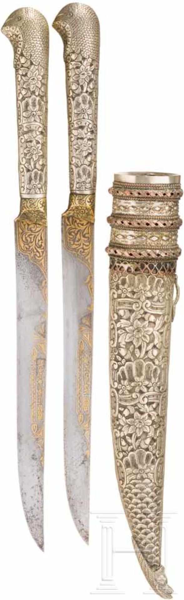 Goldtauschiertes Messerset, osmanisch, 19. Jhdt.Jeweils schmale Rückenklinge mit beidseitig floral