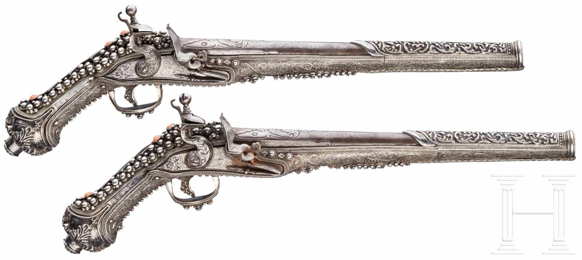 Ein Paar geschnittene und silbermontierte Prunk-Steinschlosspistolen, balkantürkisch, 19. Jhdt.