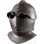 Schwarzer Savoyarden-Helm, Norditalien, um 1620Einteilig geschlagene Kalotte mit schmalem Kamm und