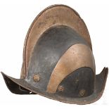 Schwarz-weißer Morion, deutsch, um 1580Zweiteilig geschlagene, hohe Glocke mit gebördeltem und