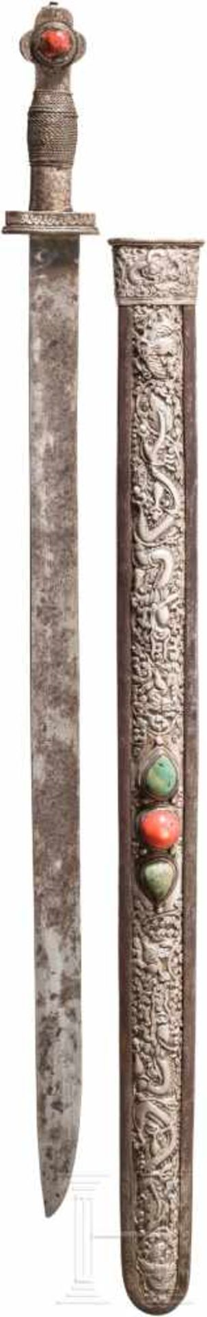 Silbermontiertes, korallen- und türkisbesetztes Schwert, Tibet, 18./19. Jhdt.Lange, etwas fleckige