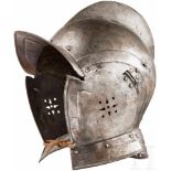 Sturmhaube, deutsch, um 1570Einteilig geschlagene Kalotte mit hohem, geschnürltem Kamm. Stellenweise