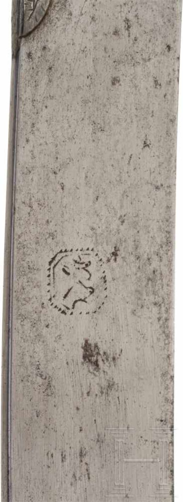 Silbermontierter Yatagan, osmanisch, Ende 18. Jhdt.Typische, leicht gekrümmte Rückenklinge mit - Bild 3 aus 4