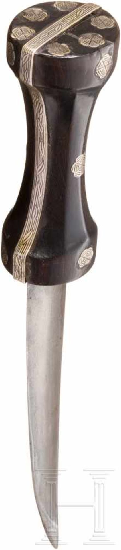 Silbermontierter Kandschar, osmanisch, 2. Hälfte 17. Jhdt.Zweischneidige, leicht gekrümmte Klinge - Bild 3 aus 5