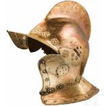 Strumhaube, deutsch, um 1600Einteilig geschlagene Kalotte mit hohem, geschnürltem Kamm. Der spitz