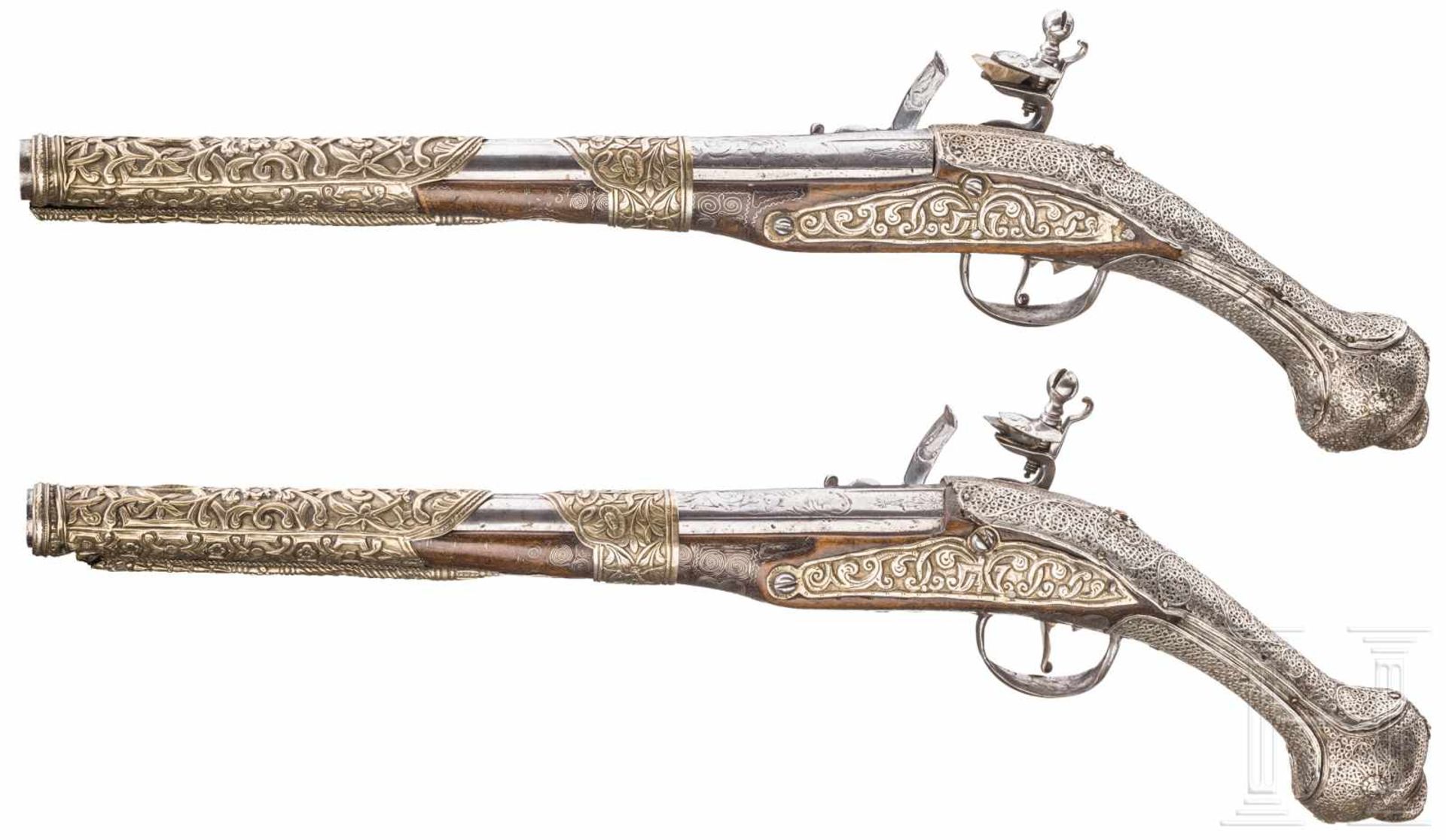 Ein Paar silberfiligranverzierte Steinschlosspistolen, balkantürkisch, datiert 1802Achtkantige, in - Bild 2 aus 2