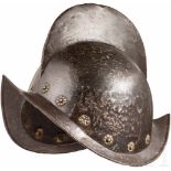 Geschwärzter Morion, Nürnberg, um 1580Einteilig geschlagene Kalotte mit hohem, geschnürltem Kamm.