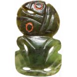 Hei Tiki-Amulett, NeuseelandStark stilisiertes anthropomorphes Amulett aus Nephrit mit farbig