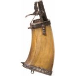 Musketier-Pulverflasche, deutsch, um 1600Korpus aus gepresstem Kuhhorn, eiserne Montierung mit