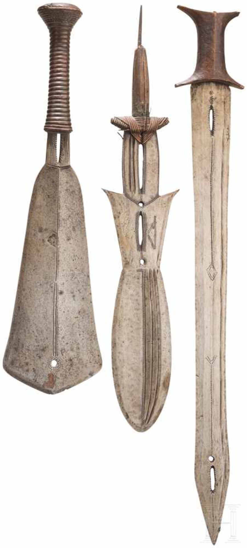 Drei Messer, ZentralafrikaGegratete, durchbrochen gearbeitete Klingen mit hölzernen, teils mit